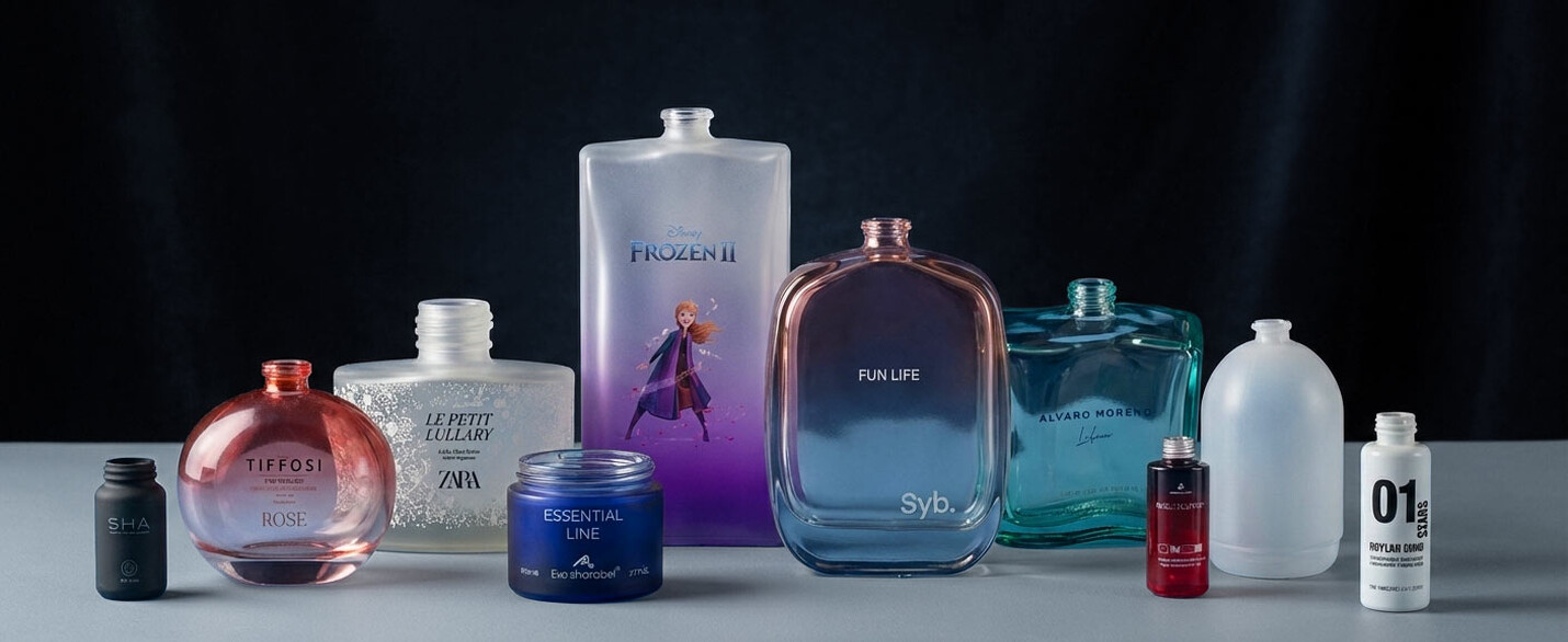 Bodegón de envases de vidrio para cosmética y perfumería con varios acabados: serigrafía de alta definición, stamping metálico, matizados y degradados de color realizados por Serigrafía Portal.