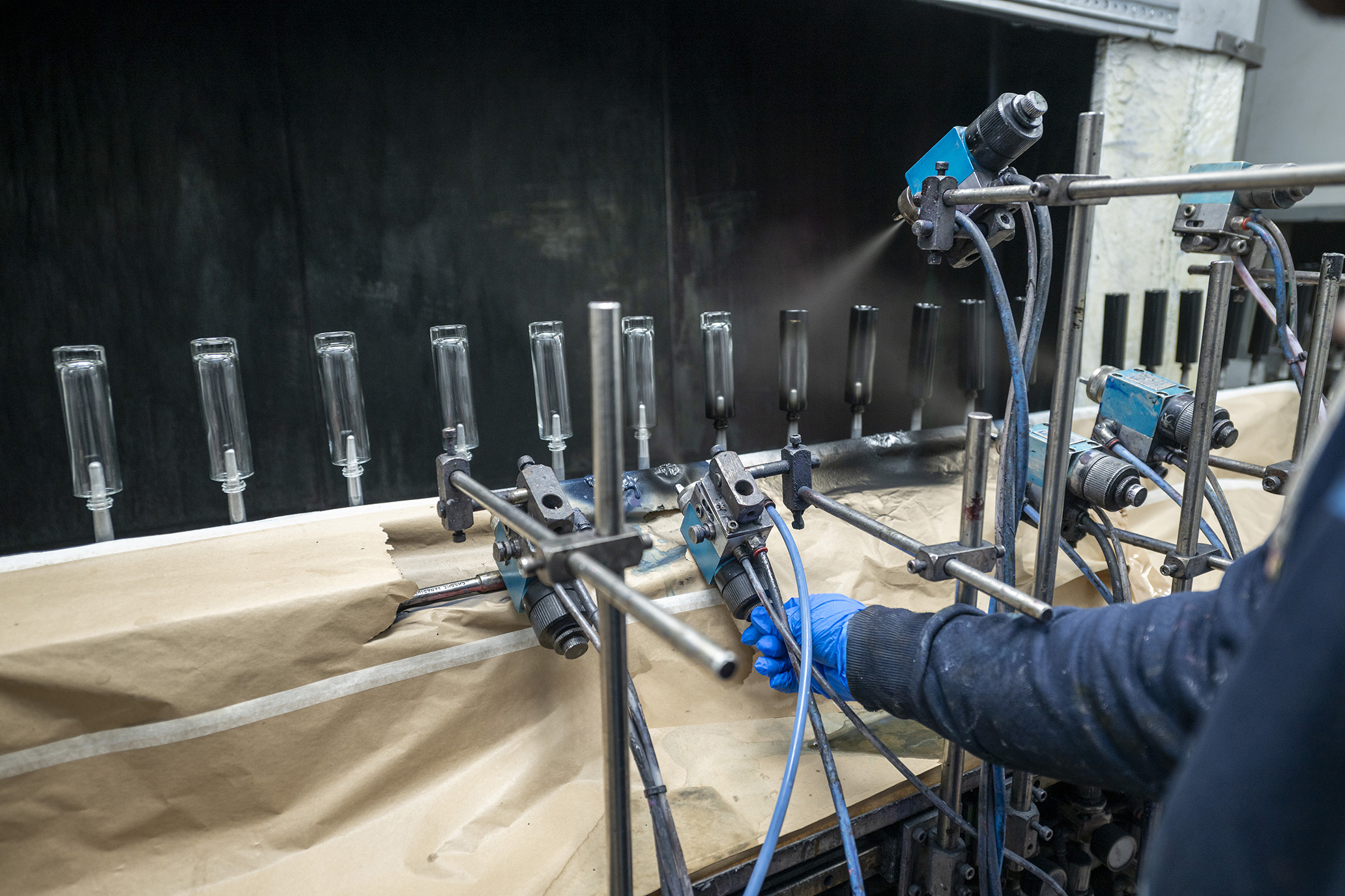 Two-colour screen printing on glass